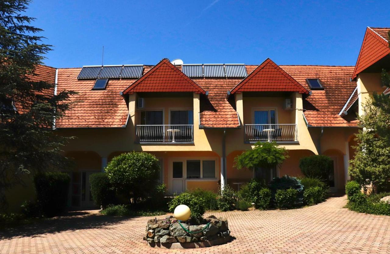 Wagner Panzio Hotel Cserszegtomaj Exterior photo